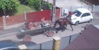 Un bărbat a lovit cu o căruţă o maşină parcată, după care a fugit, în Buzău (Video)