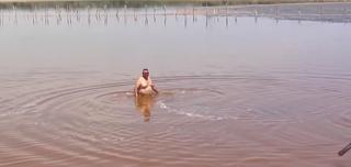 Lacul Sărat din Brăila a devenit portocaliu (Video)