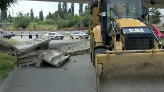 Un pod rutier din Buzău s-a prăbuşit pe şoseaua peste care trece (Video)