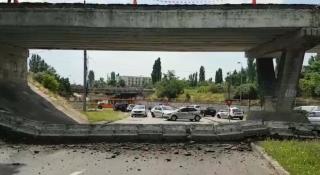 O bucată dintr-un pod s-a prăbuşit pe şosea, la ieşirea din Buzău (Video)