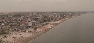 Medicii îi avertizează pe turiştii de pe litoral să se ferească de soarele puternic