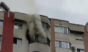 Incendiu provocat de aspirator în Constanța. Un bătrân a ajuns la spital (Video)
