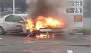 O maşină s-a aprins ca o torţă într-o benzinărie din Galaţi (Video)
