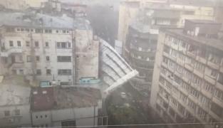 O schelă uriașă se prăbușește în stradă în timpul furtunii din București (Video)