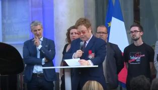 Elton John a fost decorat de Emmanuel Macron la Paris (Video)