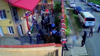 Noi imagini cu fetița de 9 ani luată pe sus din camera ei, la Baia de Aramă