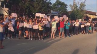 Protest la Baia de Aramă, cu sute de oameni. ”Uniți pentru Sorina”, scandează manifestanții
