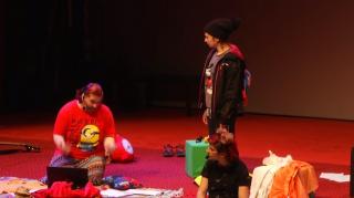 „Mami şi tati se poartă ciudat", piesă de teatru pentru copii, mai puţin obişnuită (Video)