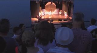 Spectacol de balet la Lacul Siutghiol în Constanța, pe o scenă plutitoare