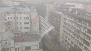 Furtunile violente au făcut ravagii în Bucureşti. Două schele s-au desprins de pe faţadele clădirilor (Video)