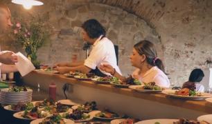 Weekendurile la țară, cu mese tradiționale sau brunch-uri sofisticate, tot mai preferate de turiști