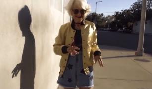 O bătrână de 90 de ani, vedetă în mediul online (Video)