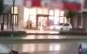 Un şofer din Bacău a intrat cu maşina pe trotuar pentru a ajunge mai uşor într-un supermarket (Video)