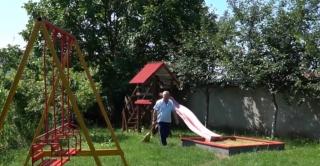 Un pensionar din Satu Mare a reuşit, cu sprijinul autorităţilor, să reabiliteze un loc de joacă din oraş (Video)