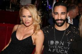 Pamela Anderson, s-a despărţit de iubitul ei. Fotbalistul Adil Rami a înşelat-o (Video)