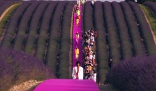 Designerul francez Simon Porte Jacquemus şi-a prezentat noua colecţie într-un lan de lavandă (Video)