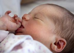 În România se nasc din ce în ce mai puţini copii (Video)