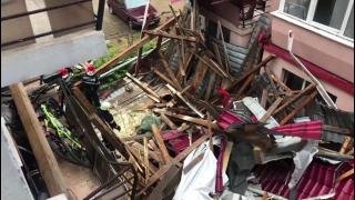 Acoperişul unui bloc din Baia Mare, smuls de o furtună puternică şi aruncat peste trecători (Video)