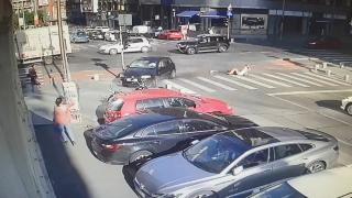 Tânără pe trotinetă electrică, spulberată de o maşină pe Calea Victoriei, în Bucureşti (Video)