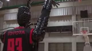 Robot baschetbalist realizat de Toyota. A marcat de 2.020 de ori la coș, fără greșeli