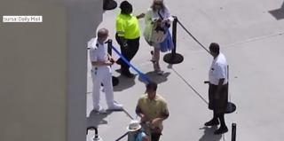 Turiști întârziați, primiți cu aplauze la bordul unui vas de coazieră