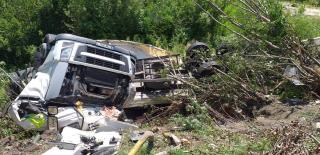 O cisternă încărcată cu 20 de tone de ciocolată lichidă a plonjat în râul Olt (Video)