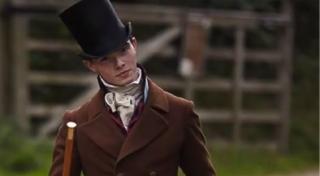 Un tânăr din Marea Britanie poartă zilnic haine ca acum 200 de ani