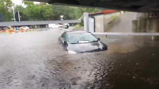 Fenomen meteo extrem la Vâlcea. Maşini sub apă, torente uriaşe pe şosele (Video)