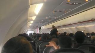 Zeci de români, blocaţi ore în şir pe aeroportul din Liverpool: "Fără cazare, fără apă, stăm pe jos!" (Video)