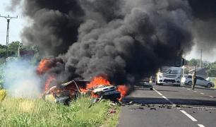 O maşină a ars ca o torţă pe şosea, în Vrancea, la Haret. Accident cu două victime (video)