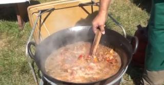 Răsfăţ culinar în Bistriţa-Năsăud, cu tocăniță de mistreț la ceaun