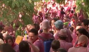 Mii de oameni au participat la bătaia anuală cu vin, din Spania