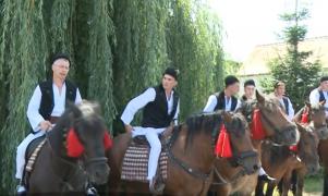 Turiştii şi localnicii de la poalele munţilor Cibinului, la festivalul bujorului românesc