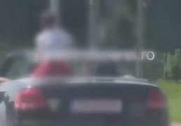 Copil plimbat minute în şir pe portbagajul unei maşini decapotabile, pe o stradă din Timiş (Video)