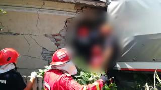 Un camionagiu a murit, după ce a lovit o maşină staţionată, apoi a parcat în sufrageria unei localnice din Brădeşti (Video)