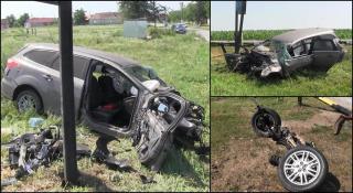 Ford făcut bucăţi de tren, la Sântana. Motorul şi roţile din faţă au zburat zeci de metri, după impact (Video)