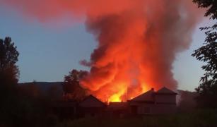 O casă a izbucnit în flăcări în Cacica, judeţul Suceava