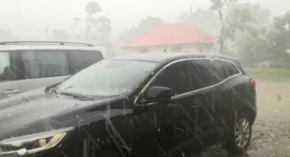 Grindina a făcut prăpăd în Botoşani. Copaci prăbuşiţi, maşini distruse, acoperişuri smulse de vânt (Video)