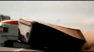 Un șofer a surprins accidentul dramatic de la Turda, cu un TIR care spulberă totul în cale (Video)