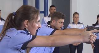 Poliţiştii români au rămas fără muniţie. Fac trageri cu gloanţe împrumutate de la alte structuri