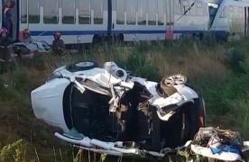 Autoturism spulberat de tren în Mureş. Trei persoane au fost grav rănite