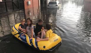 Apă de aproape un metru pe o stradă din Constanţa, după o ploaie torenţială