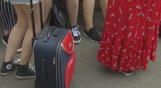 De la Bac, la mare. Mulți elevi au venit la ultima probă de Bacalaureat cu bagajul pentru litoral