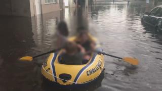 Câţiva tineri din Constanţa au ieşit cu barca într-o intersecţie din Constanţa, după o ploaie torenţială