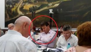 Şeful Inspectoratului Şcolar Suceava a adormit în timpul unei şedinţe a Consiliului Judeţean