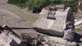 Podul de cale ferată din Budila, rupt în urma viiturilor, o ruină la un an de zile de la incident