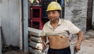 Un oraş din China interzice oamenilor să îşi mai ridice hainele deasupra stomacului în public