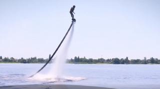 Flyboard, cea mai la modă distracţie pe apă