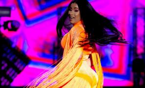 Cardi B şi-a aruncat peruca în public, în timpul unui concert la Londra