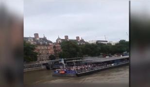 O ambarcaţiune plină cu oameni a rămas blocată sub podul Wesminster din Londra